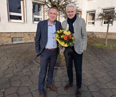 Dr. Thorsten Kehe, Vorsitzender der Geschäftsführung, gratuliert Stefan Herburg 